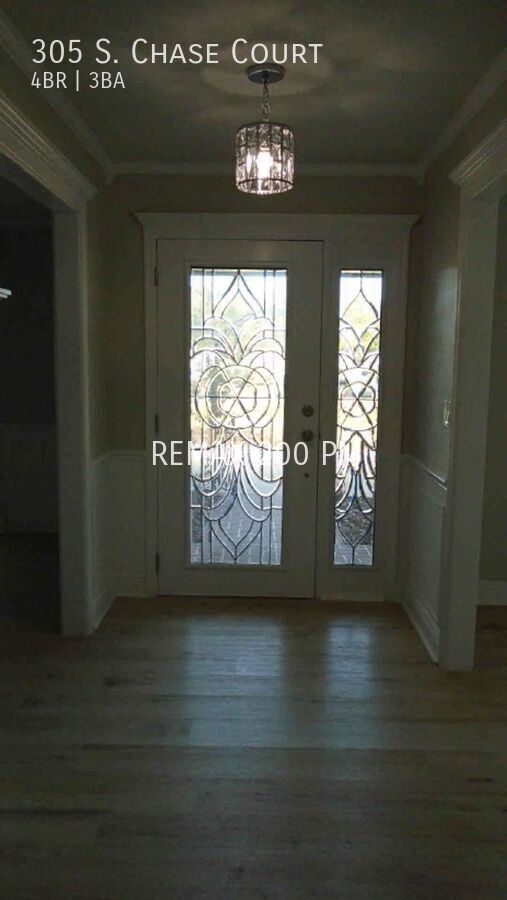 305 S CHASE CT