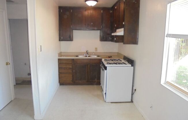 1 bed, 1 bath, 660 sqft, $895, Unit 821 W. Goshen Ave