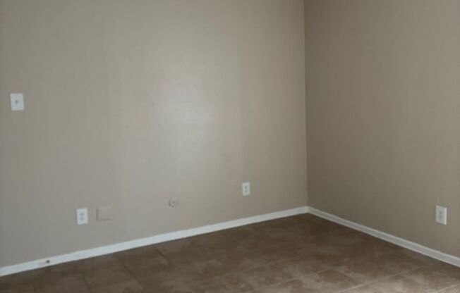 3 beds, 2 baths, 1,200 sqft, $1,905, Unit 3-1636-B