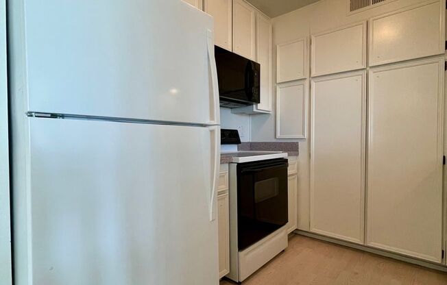 Beautiful One Bedroom One Bathroom Plus Den in La Mesa!