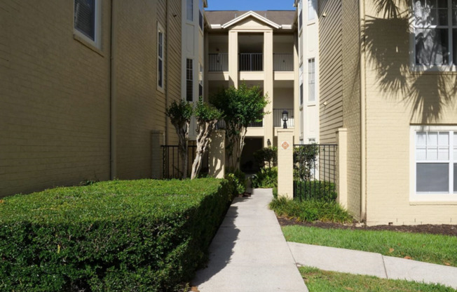 2/2 2nd floor in Sabal Point Longwood Gated community/ Available for move-in on December 15, 2026