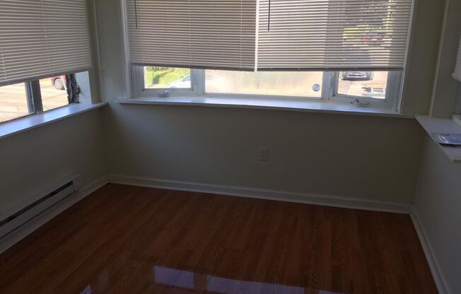 2 beds, 1 bath, $1,100, Unit 2