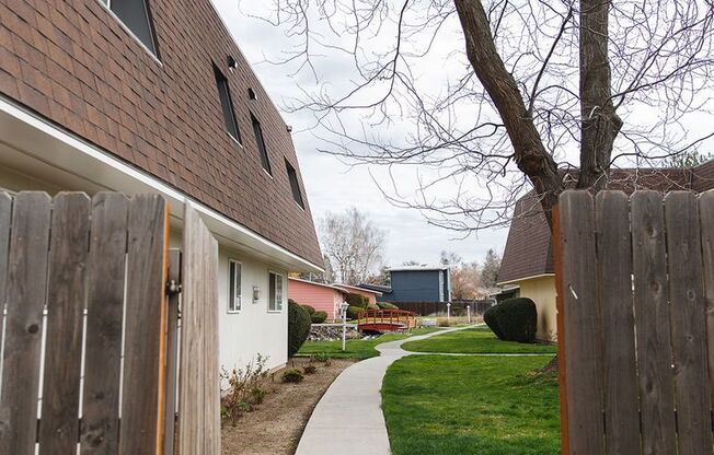 2 beds, 1 bath, 850 sqft, $1,300, Unit 47