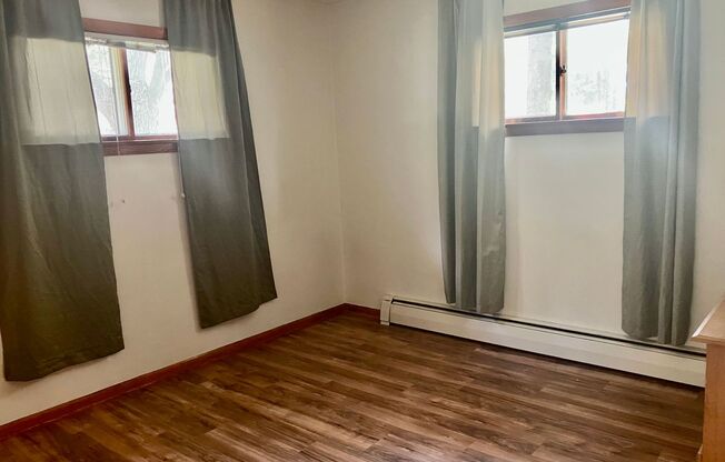 2 beds, 1 bath, $1,300