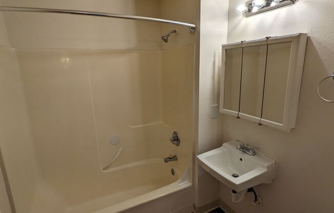 1 bed, 1 bath, 650 sqft, $1,200, Unit 04
