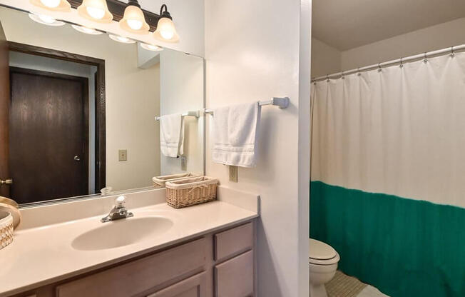 spacious bathrooms at New Fountains Apartments