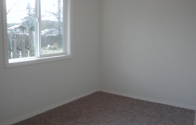 VIDEOTOUR: Nicely Renovated! Granite Countertops, Large Yard. PETS WELCOME