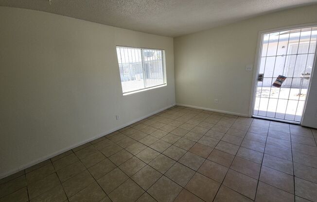 2 beds, 1 bath, 717 sqft, $1,000, Unit Unit 4