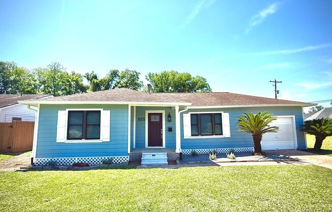 Adorable 3/1/1 Home on Giant Lot in Lake Jackson !
