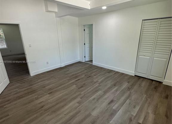302 SW 15 ST