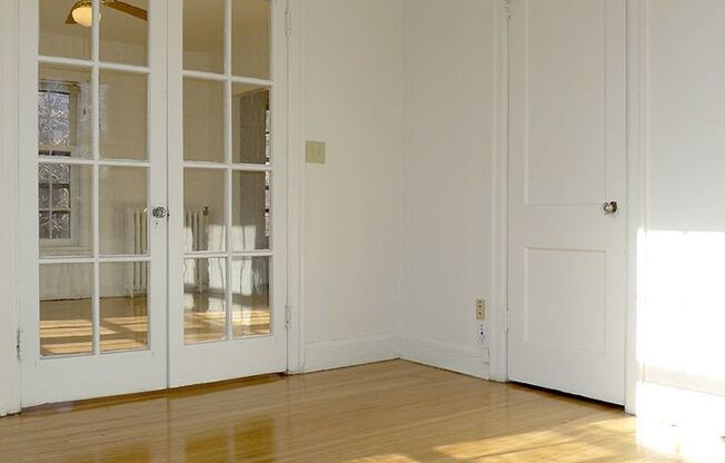 2 beds, 1 bath, 860 sqft, $1,305, Unit 24 - 212