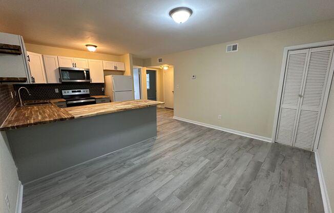 2 beds, 1 bath, $850, Unit Apt 21