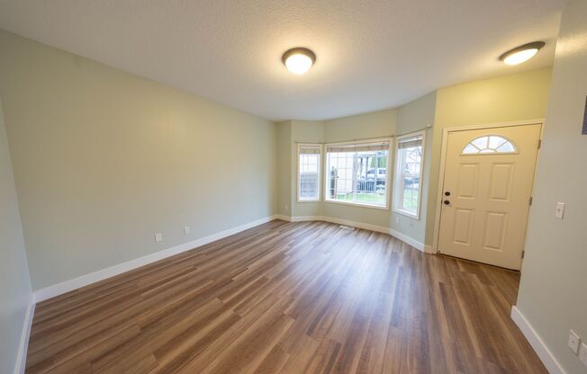 Three bedr. one level home in Washougal - Fenced yard