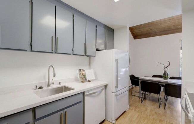 2 beds, 2 baths, $4,800, Unit #286