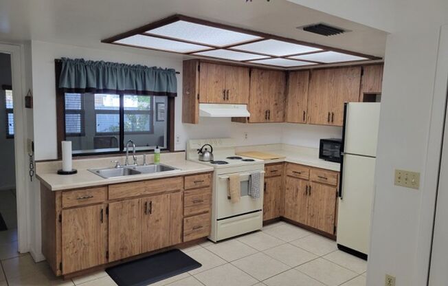 Quaint yet spacious 2/1 duplex avaliable furnished or unfurnished