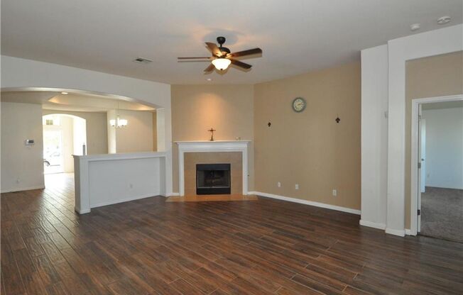 Beautiful home walking distance to Hutto High School