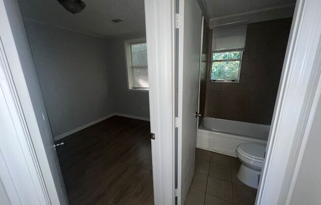 2 beds, 1 bath, $850, Unit #E