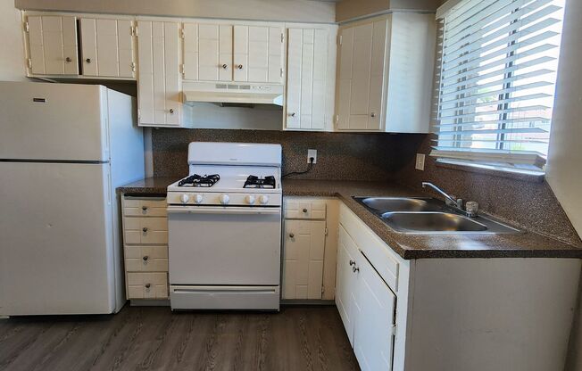 2 beds, 1 bath, 800 sqft, $995, Unit #20