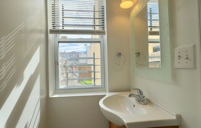 Charming 3 Bedroom/2.5 Bathroom Townhome in East Baltimore, MD!