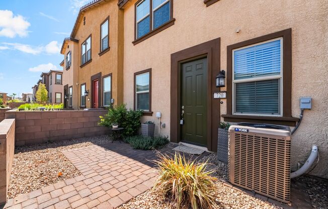 Beautiful, nearly new, 3 bd townhouse located in the heart of Henderson!