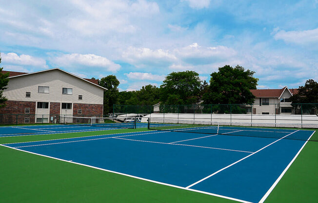 tennis court at Castle Pointe Apartments