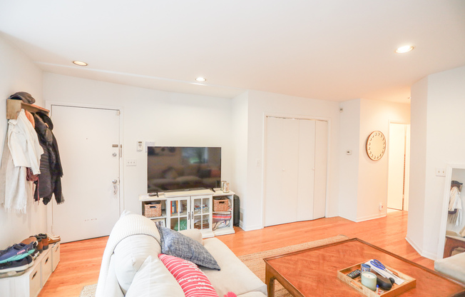 1811 N WLS