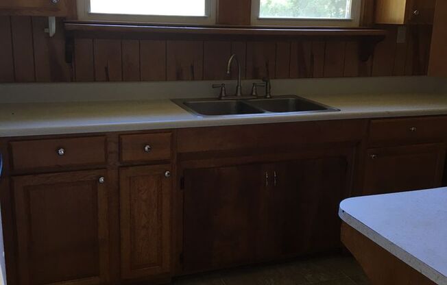 2 beds, 1 bath, 878 sqft, $950, Unit 2127 Oakhurst Circle