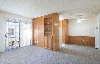 1BR with Parking in Pacific Beach, Just 3.5 Blocks from the Ocean!