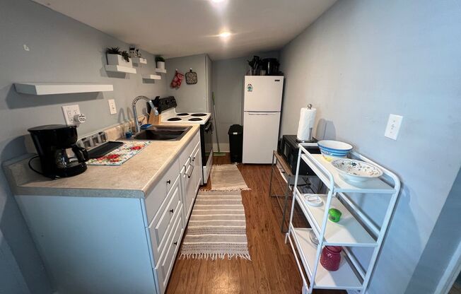 2 beds, 1 bath, $1,700, Unit # 5