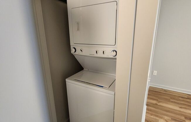 Studio, 1 bath, 431 sqft, $995, Unit Unit 303