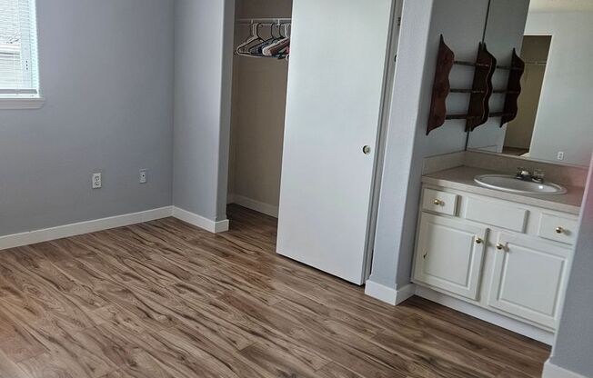 3 Bedroom, 1 1/2 bath townhouse in Hillsboro