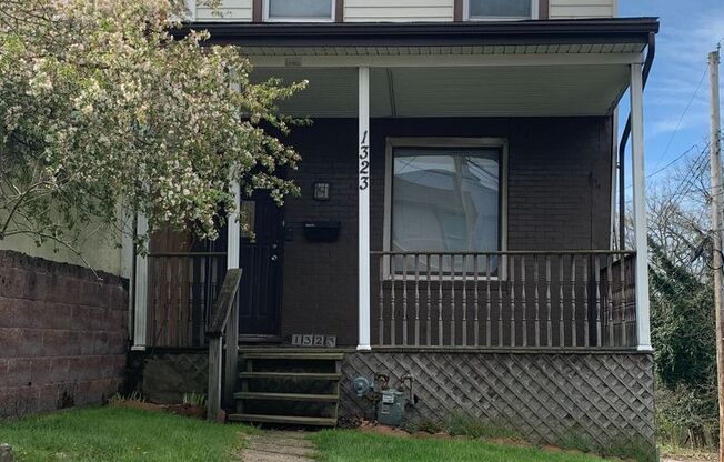 AVAILABLE MAY 2026  - 2.5 Bedroom Home in Mt Washington w/ Fenced In Yard!