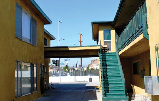 1935 AND 1939 OBAMA BLVD