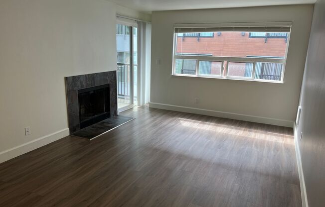 Remodeled Ballard 2BR w/ private deck, in-unit laundry, dishwasher, FIREPLACE!