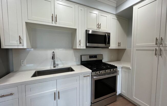 Modern Living Redefined: Newly Remodeled 1-Bed Unit in the Heart of Corona!