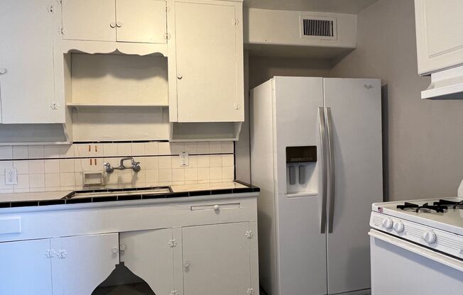 3 Bedroom 2 Bath Home! close to the UofA!