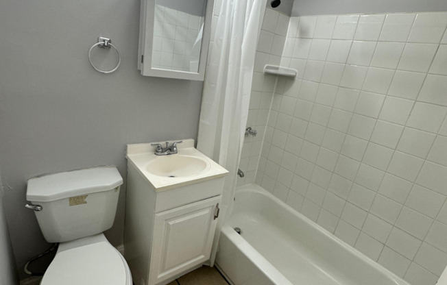 1 bed, 1 bath, $1,100, Unit 2206 Roslyn Ave Unit 8