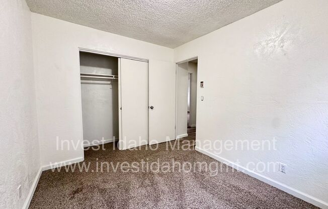 2 beds, 1 bath, 750 sqft, $1,095, Unit J