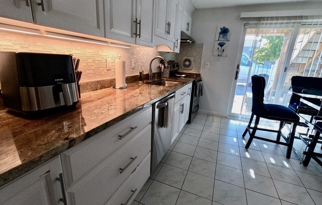 2 beds, 1 bath, 835 sqft, $2,100, Unit 1