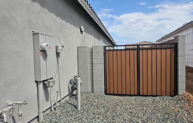Beautiful new build with amazing amenities