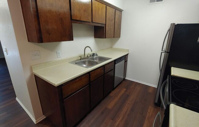 2 beds, 1 bath, 900 sqft, $1,585, Unit 1870-101