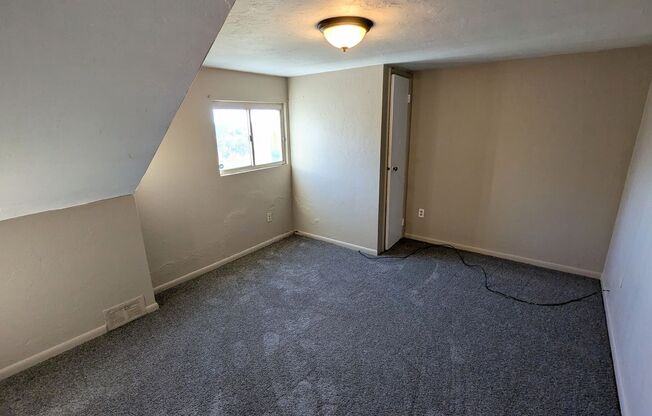 4 beds, 1 bath, 2,440 sqft, $1,250, Unit 1