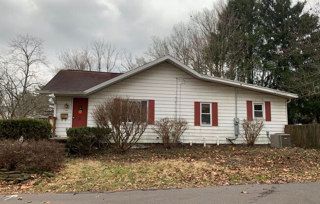 3 bd/1.5 bath Charming Home just 4 blocks from IU Jacob's School of Music - Available August 2026!