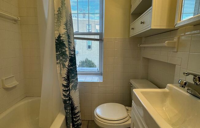 2 beds, 1 bath, $1,300, Unit Unit 4