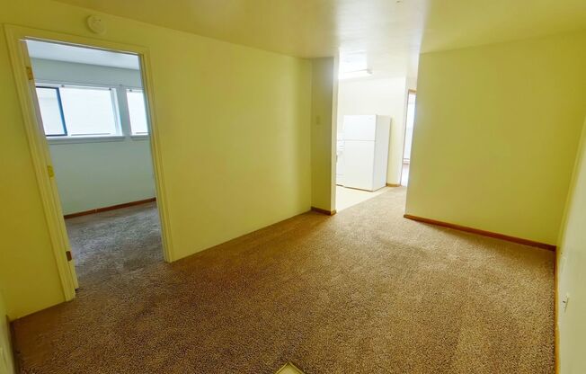 2 beds, 1 bath, $1,095, Unit 14