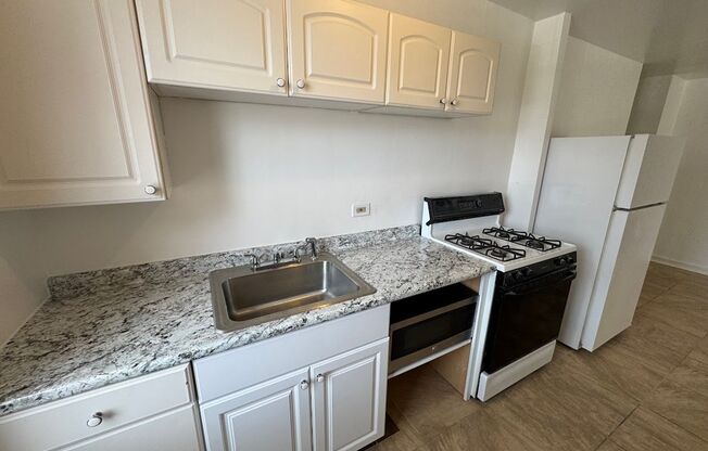 3 beds, 1 bath, $2,175, Unit 116B