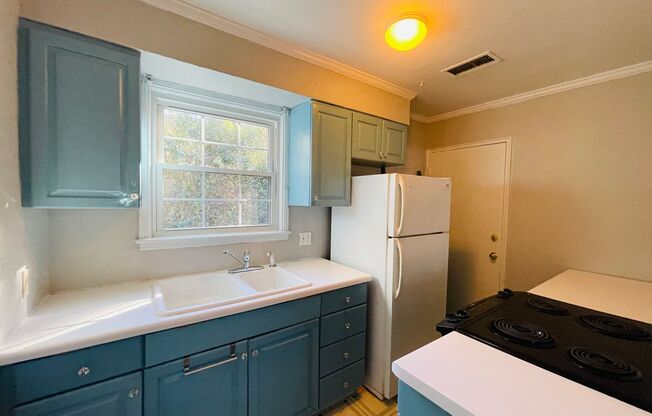 Check out this CHARMING 1BR/1BA Now Available in SouthPark Area!