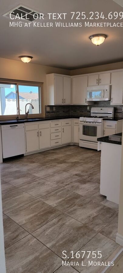 1216 BURGUNDY DR
