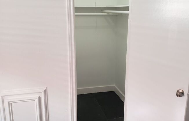 1 bed, 1 bath, $975, Unit 18