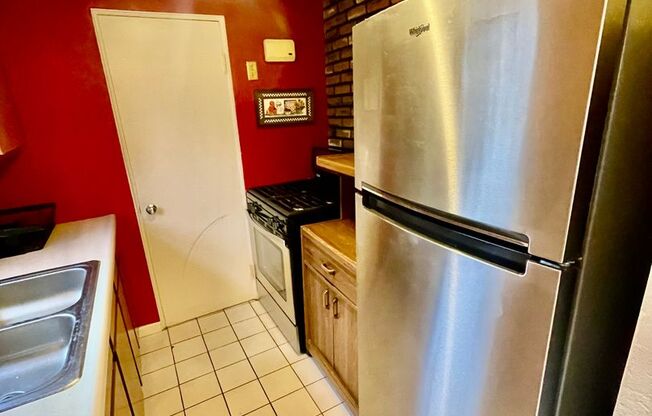 2 beds, 1 bath, 900 sqft, $975, Unit 4